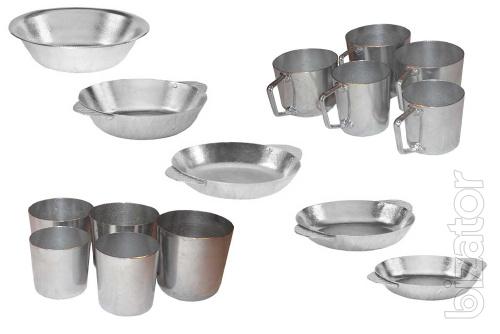Aluminum mugs, plates and cups of different sizes. 