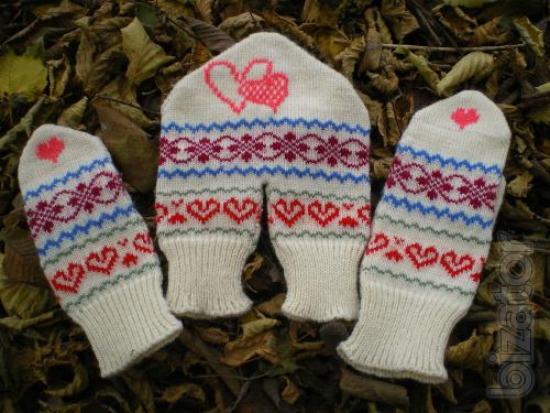 Mittens for lovers with hearts, set 