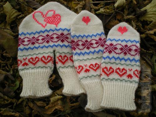 Mittens for lovers with hearts, set 