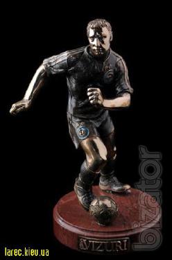 bronze sculpture of a football player, a bronze statuette poker star 