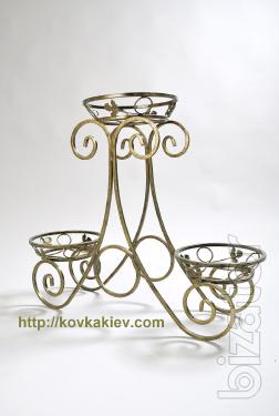Stands for flowers forged under three of the flowerpot. 