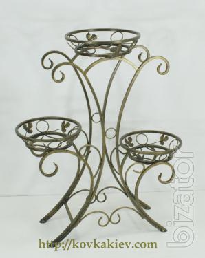 Stands for flowers forged under three of the flowerpot. 