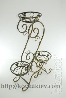 Stands for flowers forged under three of the flowerpot. 