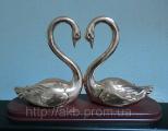 Figurine "Two swans on a wooden stand" 35cm pomegrana is a symbol of pure love