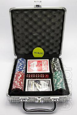 A set of poker on 100 chips with denominations 