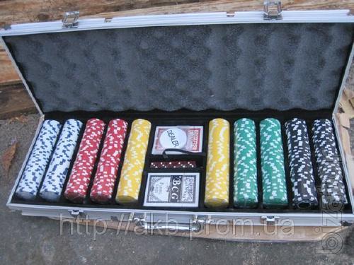 A set of 500 poker chips with denominations 