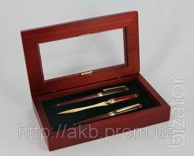 A set of writing instruments: pen, pen, knife 