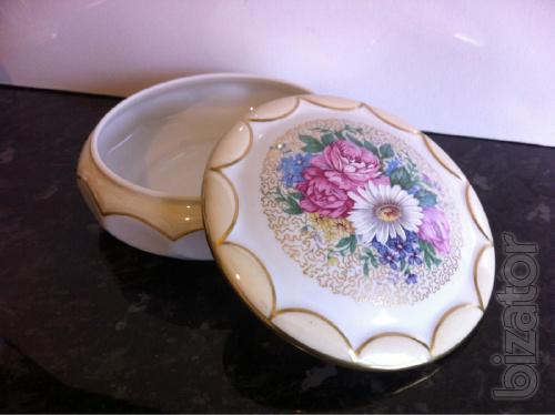 Vases, boxes, decorative plates,figurines of porcelain, collectible 