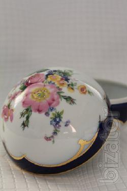 Vases, boxes, decorative plates,figurines of porcelain, collectible 
