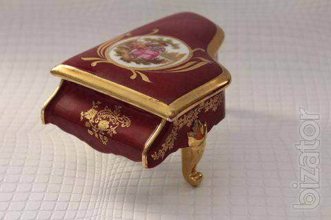 Vases, boxes, decorative plates,figurines of porcelain, collectible 