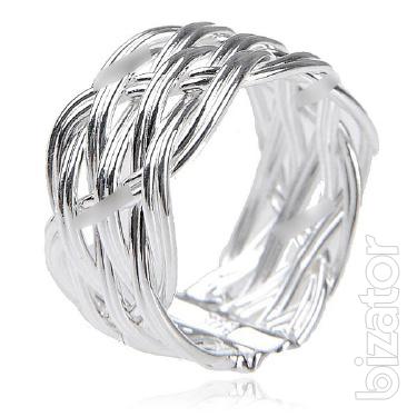 Fashionable ring on the ring finger 