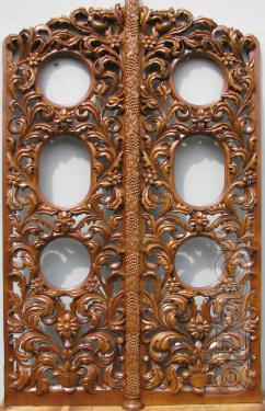 The iconostasis, the icon stands carved, icon Board, lecterns, crayfish, Royal gates. 