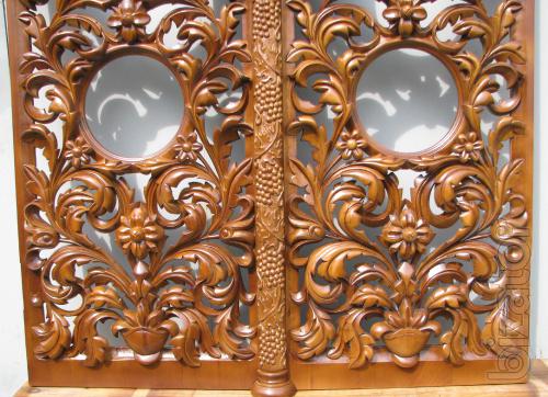 The iconostasis, the icon stands carved, icon Board, lecterns, crayfish, Royal gates. 