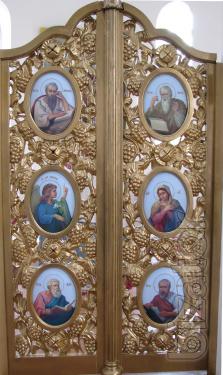 The iconostasis, the icon stands carved, icon Board, lecterns, crayfish, Royal gates. 