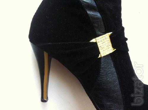 Stylish women's short boots 