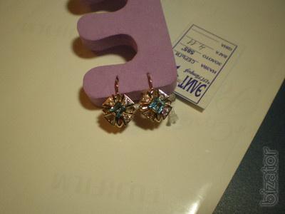 Very beautiful gold earrings with natural blue Topaz 