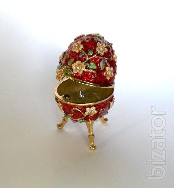 The box is in the form of metal balls 