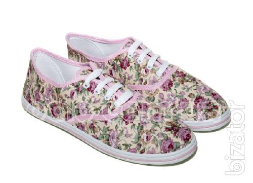 Sneakers, moccasins with flowers 
