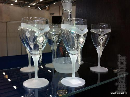 We offer wholesale exclusive dishes of Bohemian glass. 