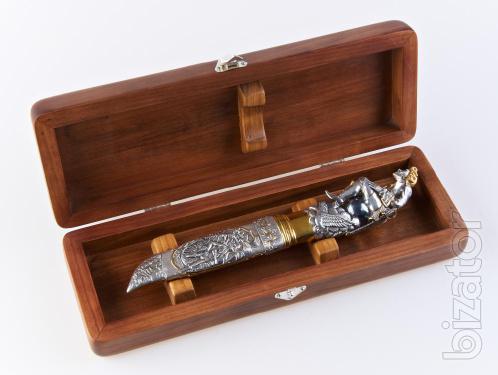 Sell luxury gift knives in a wooden box. 