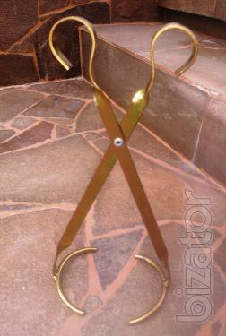 The tongs for cans 