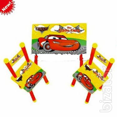 Table with 2 kids umya chairs 
