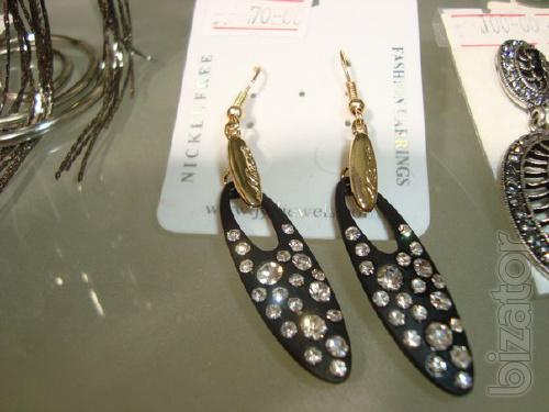 After the store closed, jewelry and accessories are selling off remaining stock 
