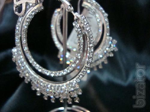After the store closed, jewelry and accessories are selling off remaining stock 