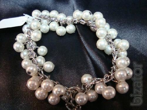 After the store closed, jewelry and accessories are selling off remaining stock 