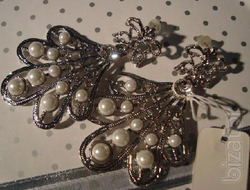 After the store closed, jewelry and accessories are selling off remaining stock 