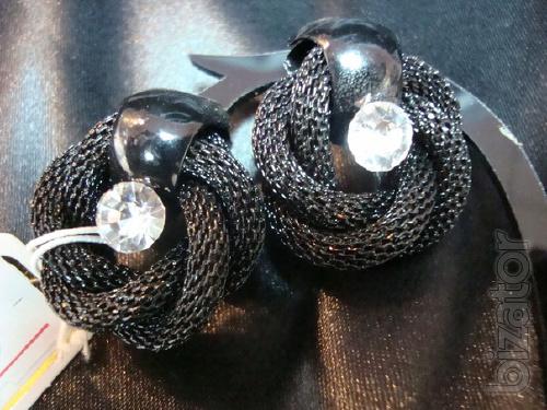 After the store closed, jewelry and accessories are selling off remaining stock 