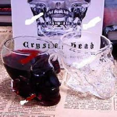 Glass-crystal skull 