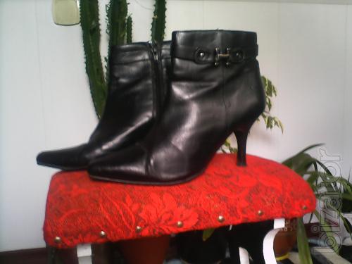 Ankle boots in black with decorative elements 